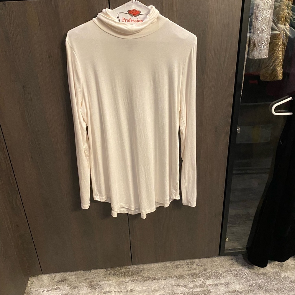 JM white turtleneck
